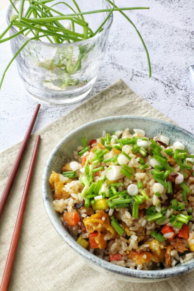 一人食
陷在清理冰箱的循环里了[囧]，剩饭+最后半根红萝卜+扣肉吃剩下的梅干菜，因为加了腊肠和梅干菜炒饭一颗盐也没放。蜂蜜百香果好好喝，又从泡菜坛里夹了几个甜叫头（荞头），酸酸甜甜的很下饭。