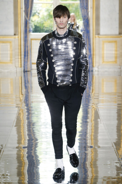 法国时尚品牌 Balmain 2019 春夏系列男装 本季系列设计师以大量金属、条纹元素，向迈克尔·杰克逊的潮流时代致敬，同时又融入全新的流行文化。金属感的马赛克效果在Balmain本系列的时装上得以巧妙呈现，一切是那么抢…