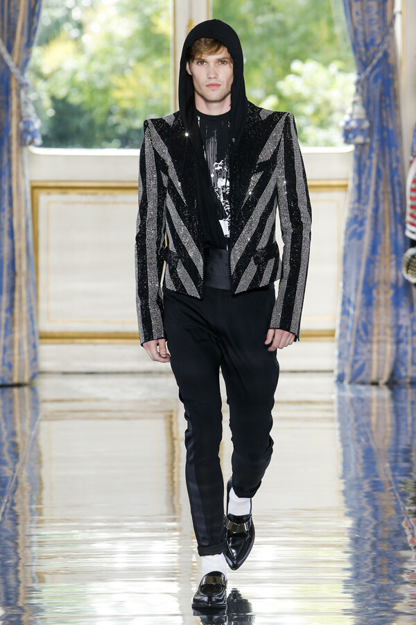 法国时尚品牌 Balmain 2019 春夏系列男装 本季系列设计师以大量金属、条纹元素，向迈克尔·杰克逊的潮流时代致敬，同时又融入全新的流行文化。金属感的马赛克效果在Balmain本系列的时装上得以巧妙呈现，一切是那么抢眼又和谐。品牌logo作为印花应用到T恤单品上，实穿又时髦～