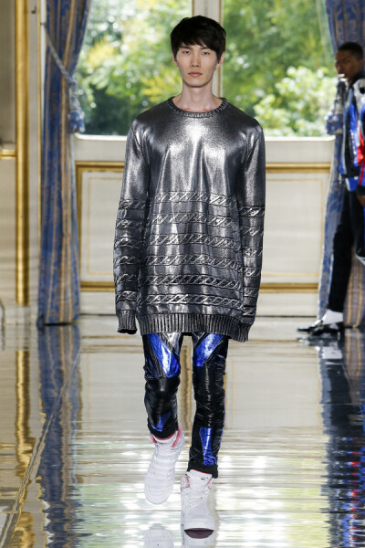 法国时尚品牌 Balmain 2019 春夏系列男装 本季系列设计师以大量金属、条纹元素，向迈克尔·杰克逊的潮流时代致敬，同时又融入全新的流行文化。金属感的马赛克效果在Balmain本系列的时装上得以巧妙呈现，一切是那么抢…