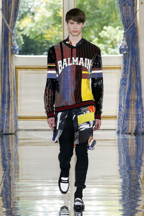 法国时尚品牌 Balmain 2019 春夏系列男装 本季系列设计师以大量金属、条纹元素，向迈克尔·杰克逊的潮流时代致敬，同时又融入全新的流行文化。金属感的马赛克效果在Balmain本系列的时装上得以巧妙呈现，一切是那么抢眼又和谐。品牌logo作为印花应用到T恤单品上，实穿又时髦～