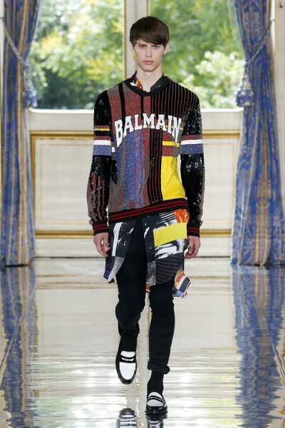 法国时尚品牌 Balmain 2019 春夏系列男装 本季系列设计师以大量金属、条纹元素，向迈克尔·杰克逊的潮流时代致敬，同时又融入全新的流行文化。金属感的马赛克效果在Balmain本系列的时装上得以巧妙呈现，一切是那么抢…