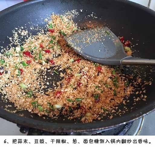 【避风塘炒虾】这道用蒜末、面包糠和虾仁一起翻炒菜式，满满的蒜香味，一定会让你停不了口。 ​​​​