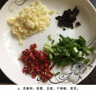 【避风塘炒虾】这道用蒜末、面包糠和虾仁一起翻炒菜式，满满的蒜香味，一定会让你停不了口。 ​​​​