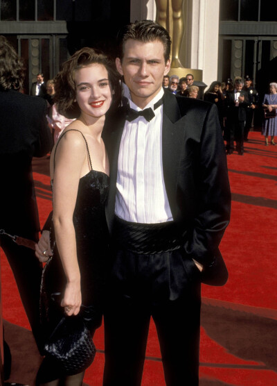 少女时代的Winona Ryder 和希德姐妹帮男主红毯照