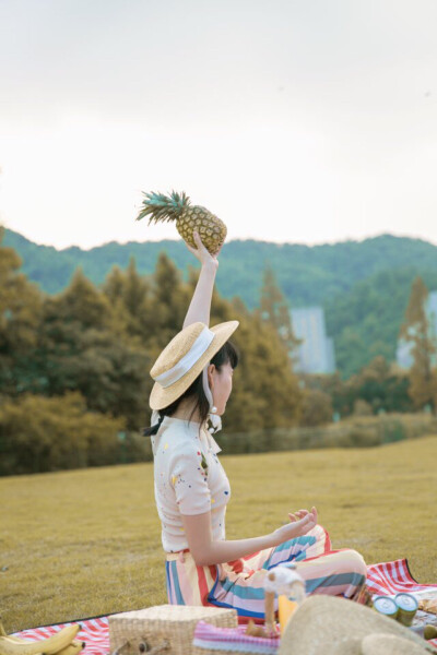 “把诗和蓝莓酱抹在荞麦面包上，用树隙里的阳光做件毛坎肩，跟猫狗以及啄窗的小麻雀说说话，往深夜的咖啡杯里倒进碎星星，在心里装一个小女孩儿。你如果爱着生活，生活一定比谁都清楚。”