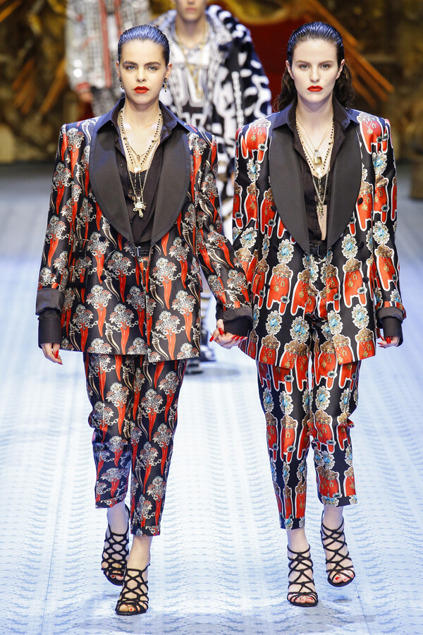 意大利奢侈品牌 Dolce & Gabbana 2019 春夏系列男装 本季系列对品牌DNA进行了全新的升华，在体现品牌现代与传统元素的同时，完美融合了千禧一代的时尚品味～