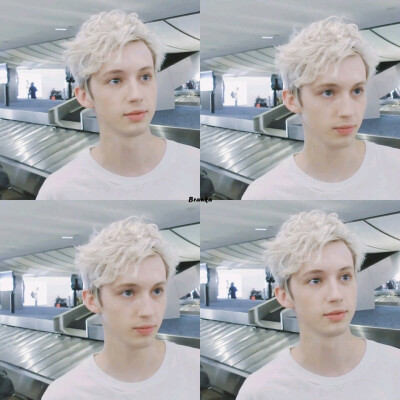 戳爷 Troye Sivan
转自贴吧