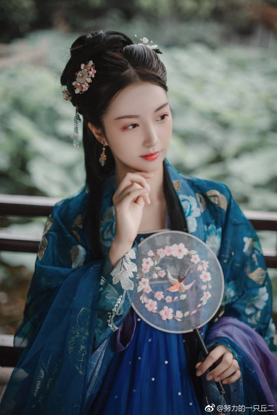 陆上百花竞芬芳
碧水潭泮默默香
不与桃李争春风
七月流火送清凉。
摄影：@努力的一只丘二
#汉服写真##杭州约拍# ​