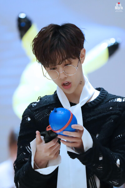 不擅长用言语表达，但是非常温暖，希望大家一起幸福。稳重而温柔，可靠又可爱。