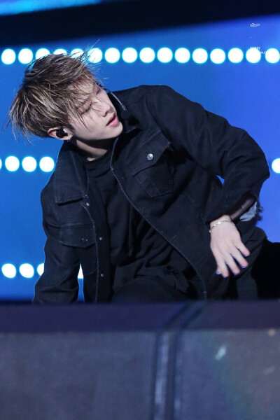 不擅长用言语表达，但是非常温暖，希望大家一起幸福。稳重而温柔，可靠又可爱。