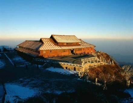 【金庸笔下的十大江湖旅游胜地】1、嵩山（河南）；2、武当山（湖北）；3、桃花岛（浙江）；4、华山（陕西）；5、钱塘潮（浙江）；6、洞庭湖（岳阳楼）（湖南）；7、恒山（山西）；8、峨眉山（四川）；9、雁门关（山西）；10、泰山（山东）。你去过几个？ ​