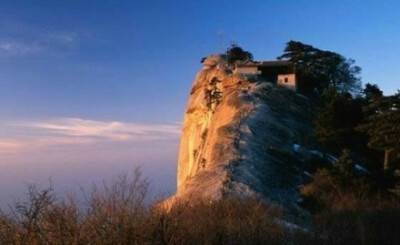 【金庸笔下的十大江湖旅游胜地】1、嵩山（河南）；2、武当山（湖北）；3、桃花岛（浙江）；4、华山（陕西）；5、钱塘潮（浙江）；6、洞庭湖（岳阳楼）（湖南）；7、恒山（山西）；8、峨眉山（四川）；9、雁门关（山…