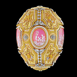 Catherine the Great Egg 彩蛋，by Fabergé，1914年。采用黄金、银和铂金制作，镶嵌钻石、珍珠，绘有珐琅。
