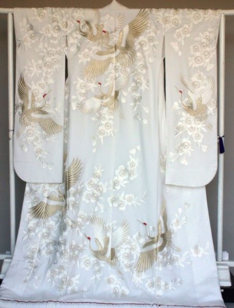 Kimono for wedding : Shiromuku 鬼シボ縮緬地に白の枝垂桜と金の翔鶴をボリュームある刺繍で表現しました白無垢。