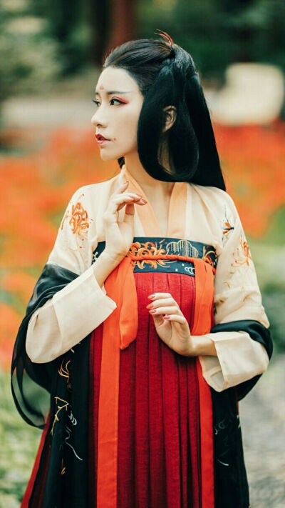 长安十年花开事，笔底半卷题叶书。