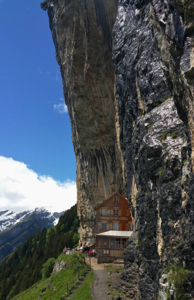 瑞士著名的阿彭策尔（Appenzell） 乡村的高山隐藏一个享誉世界的悬崖餐厅，餐厅就坐落在海拔1640米的Ebenalp山上的悬崖之间。 ​ ​​​