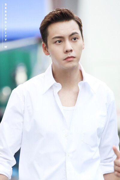 【陳偉霆 William Chan】180804 風(fēng)暴舞 李俊杰 探班 1674 x 2513 px (圖源：微博 @SERENDIPITY_W陳偉霆圖博 weibo.com/6100222484/Gt6EDgiyI)