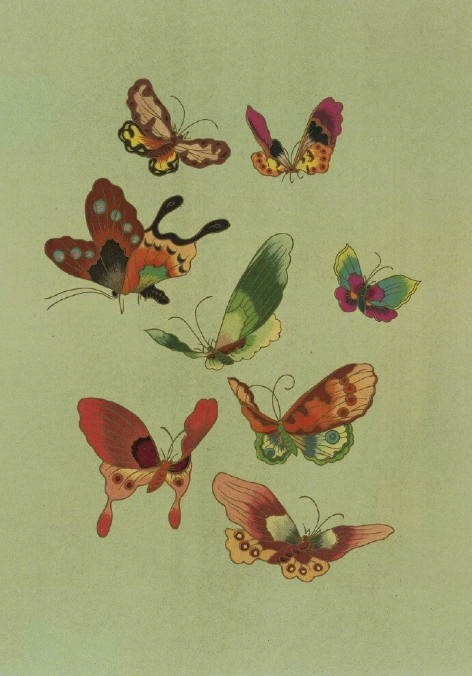 这本《中国戏曲服装图案》来自于中国旧有的戏曲服装和民间刺绣实物。书中的图案，一般说来，是始于文武老生、小生和各路旦角服装需要的。按照中国戏曲服装的分类来说，它是适于应用在蟒、帔、褶子、宫装、裤袄、开氅等等。绘图作者有马强、夏阳、鲁华。此本于1957年由人民美术出版社印刷出版。 ​​​​