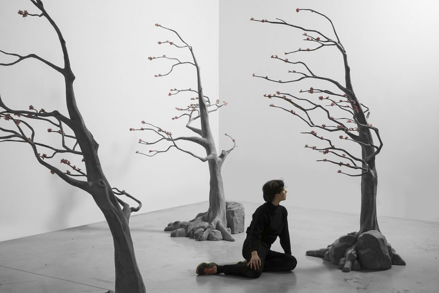 【你是这里唯一的色彩！】比利时艺术家 Hans Op de Beeck 创造了一个200多平方米的单色空间。在这个空间里，图书馆、水池、钢琴、家具等一应俱全，同时还摆设着一些真人大小的逼真雕像。参观者则是这个空间里唯一的色彩。作者的目的是激发观众的感官，当人们走进这个空间，会有一种惊奇、沉默和内省的感觉。