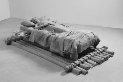 【你是这里唯一的色彩！】比利时艺术家 Hans Op de Beeck 创造了一个200多平方米的单色空间。在这个空间里，图书馆、水池、钢琴、家具等一应俱全，同时还摆设着一些真人大小的逼真雕像。参观者则是这个空间里唯一的…