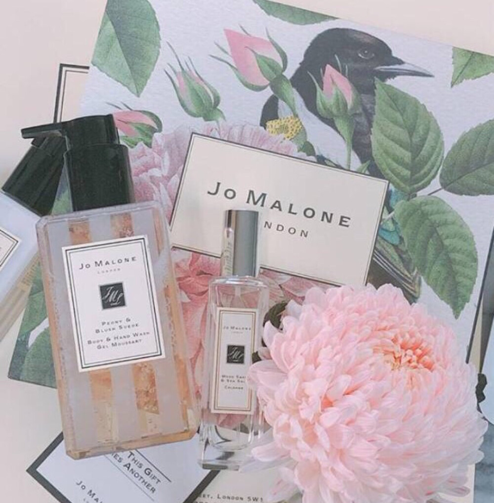 香水 | Jo Malone London 祖马龙专为中国市场推出的七夕情人节限定礼盒，以娇艳绯红的牡丹为主题，以象征美好爱情的喜鹊为概念，设计出成双成对喜鹊限定包装，真是有史以来最能抓住中国风灵魂，同时走心绘制梦幻美的一次限定包装了。
除了用牡丹为主题的方式勾勒外，都还有特制的小卡片，同时为了符合现在的季节，还有限定赠送牡丹菊一大朵，会有专属的礼盒包装，同时也有连接小水管，只要按时固定加水，据说能摆放两周左右，实在是有心。