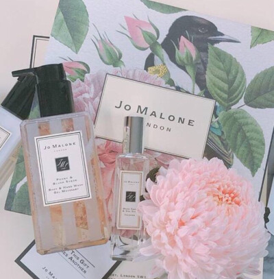 香水 | Jo Malone London 祖马龙专为中国市场推出的七夕情人节限定礼盒，以娇艳绯红的牡丹为主题，以象征美好爱情的喜鹊为概念，设计出成双成对喜鹊限定包装，真是有史以来最能抓住中国风灵魂，同时走心绘制梦幻美的…