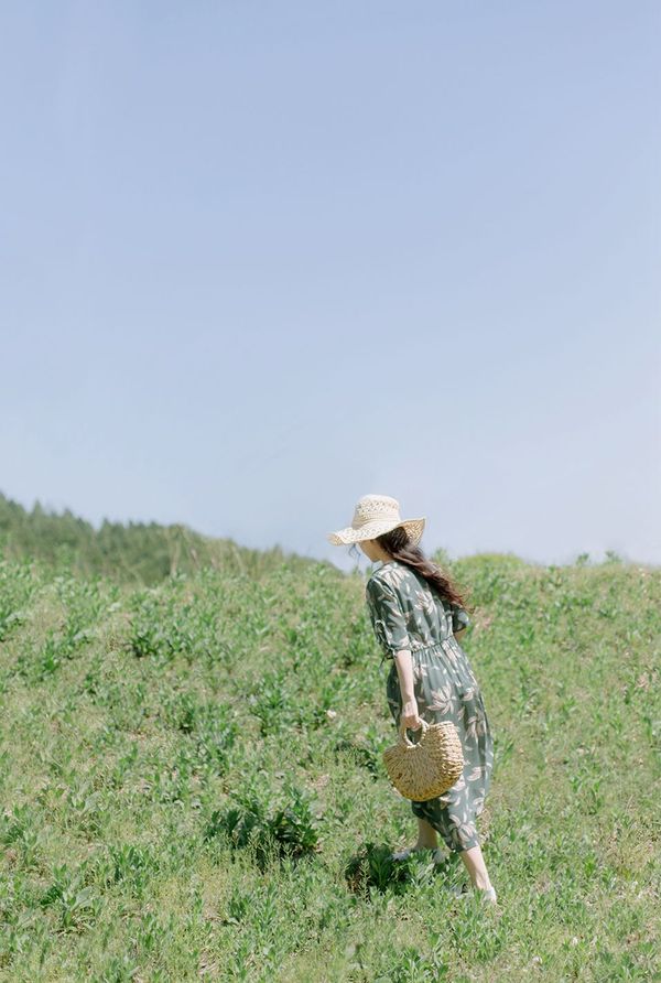 阳光，绿地与少女