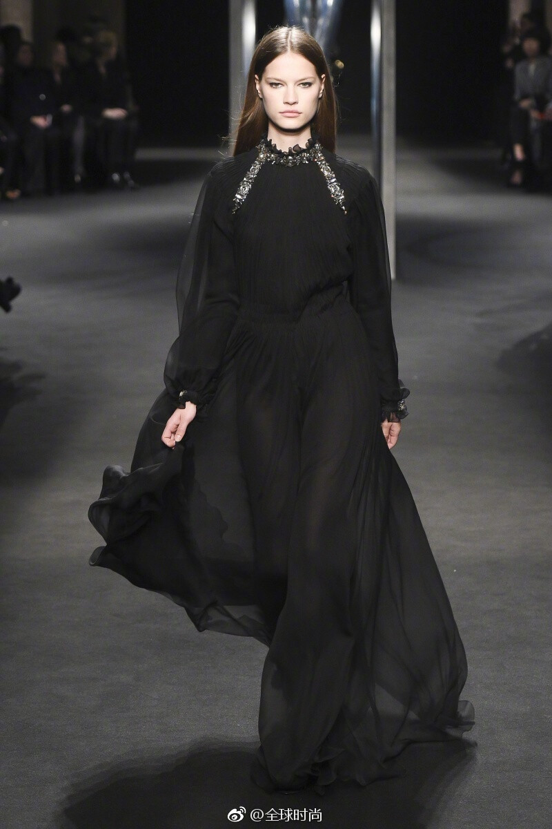 Alberta Ferretti 2018秋冬高级成衣系列，以经典黑色作为主色调，垫肩、斗篷和收腰的设计将帅气硬朗的大女人形象刻画得淋漓尽致。而复古的金属色让时尚表现得更有态度！有喜欢的吗？ ​