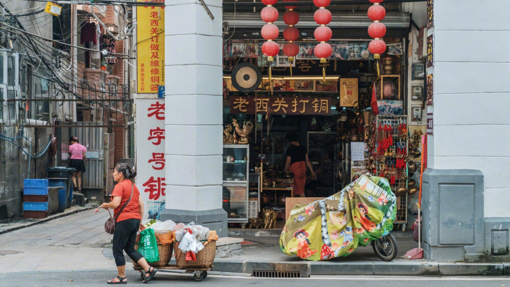 朋友来广州玩，我做了半天导游，原本规划的经典路线大概是【光孝寺-西华路-陈家祠-龙津路-恩宁路-上下九-石室圣心大教堂-一德路-沙面-轮渡-中大-花城汇】不过广州太“热”情，只走了一段～ ​