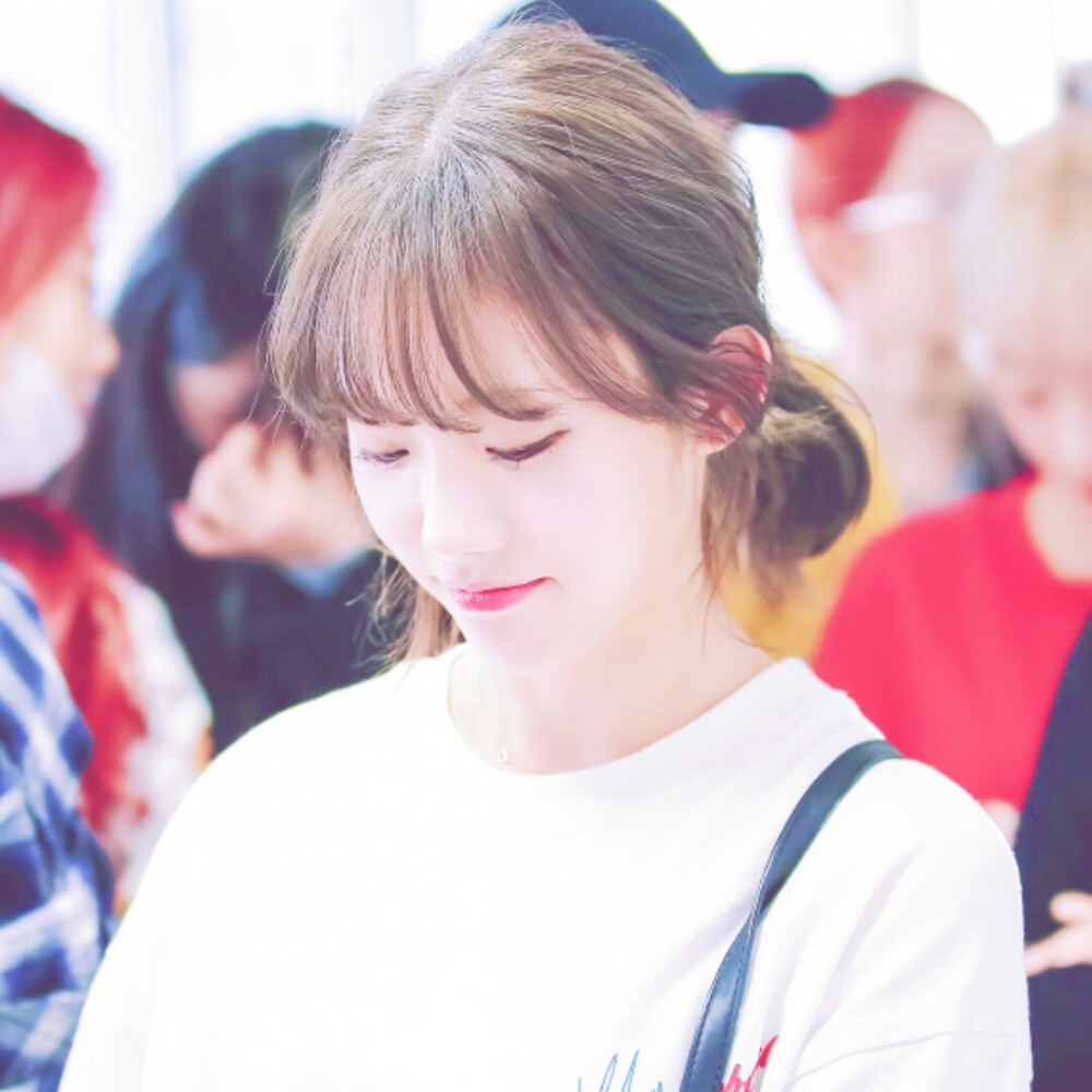 女爱豆头像李露朵