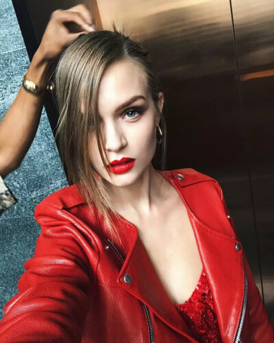 Josephine Skriver：回来与我的“美宝莲”大家庭在一起 