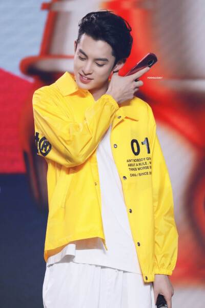 #王鹤棣[超话]#
//180803//
一样的衣服也抵不住你不一样的帅气啊
@王鹤棣_Dylan ​​​
转自微博: VODKA1220_王鹤棣
转侵删，禁二传二改，抱图麻烦点赞
喜欢这个小姐姐的可以去原微博关注一下哦