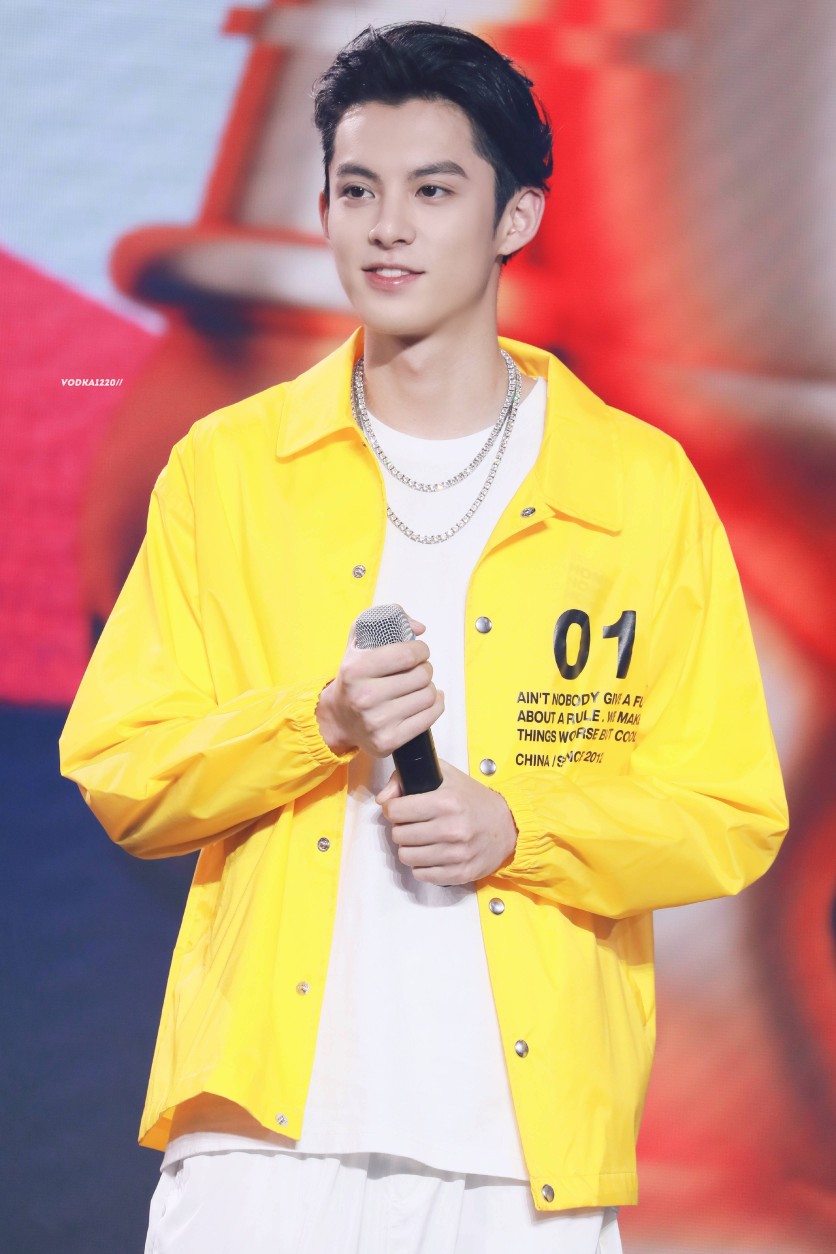 #王鹤棣[超话]#
//180803//
一样的衣服也抵不住你不一样的帅气啊
@王鹤棣_Dylan ​​​
转自微博: VODKA1220_王鹤棣
转侵删，禁二传二改，抱图麻烦点赞
喜欢这个小姐姐的可以去原微博关注一下哦