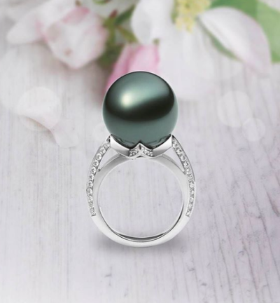 御木本 珍珠 戒指 黑珍珠 official_mikimotoCradled by a modern setting of diamonds and Platinum, this Black South Sea cultured pearl radiates magnificence