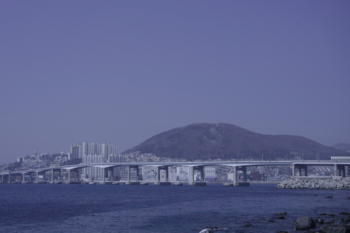 适宜久居 适宜老去 ​​​​感谢分享：@布魯斯小島 地址：韩国 釜山影岛这个小岛 ，没有一转身就能看到便利店 ，没有一家饭店在11点前开张 。但清晨老人会带着小孩去海边钓鱼， 用蹩脚的韩语向水果店老板问路， 老板会亲切地领路。 打车的话司机大叔还热情地给我们讲解地名由来 ，作为一个游客 ，我可以脚步慢慢 、细细感受这个小岛和它的宁静平和。