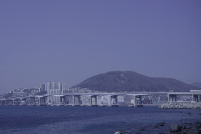 适宜久居 适宜老去 ​​​​感谢分享：@布魯斯小島 地址：韩国 釜山影岛这个小岛 ，没有一转身就能看到便利店 ，没有一家饭店在11点前开张 。但清晨老人会带着小孩去海边钓鱼， 用蹩脚的韩语向水果店老板问路， 老…