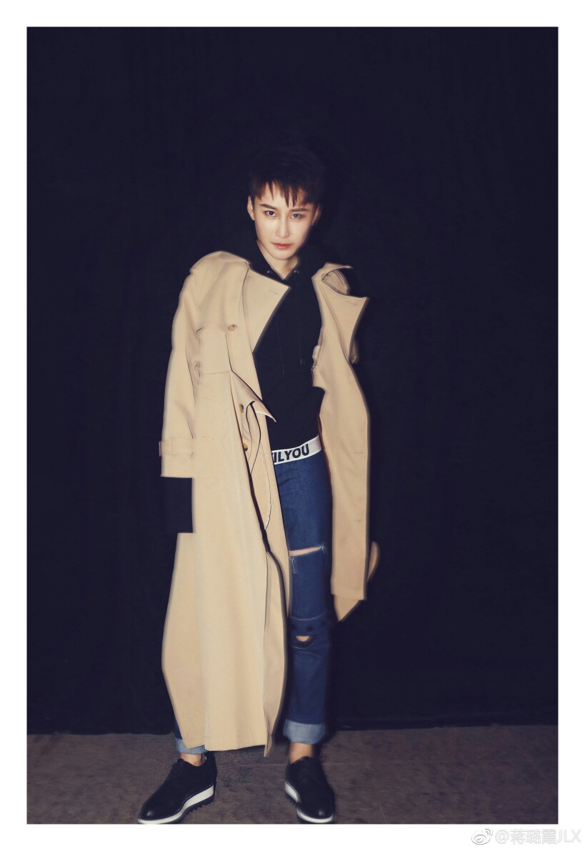 霞姨,全名蒋璐霞 参演过高票房高口碑电影《红海行动》 帅得不要不要