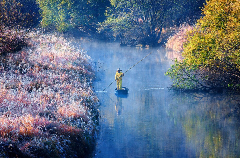 霜凝彩华群山斓，日碾轻纱岑碧流。
风动天地一簌簌，万境只缘此心出。