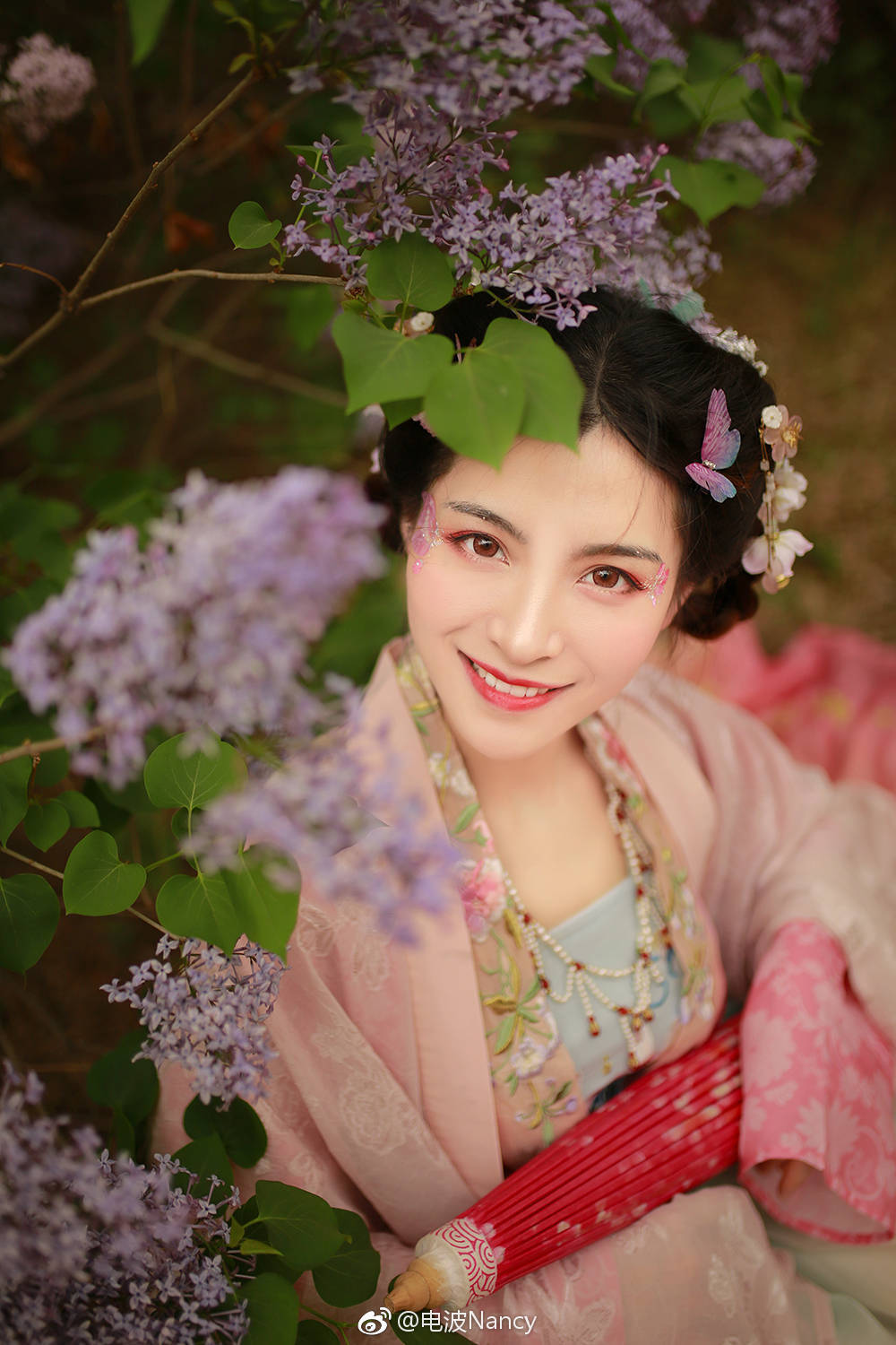 ￼沈阳约拍 #沈阳汉服约拍##沈阳古风摄影#
【客片】
#Nancy的汉服小精灵系列#
仙桃不来一颗吗
笑起来世界都亮了～ ​
摄影：@电波Nancy