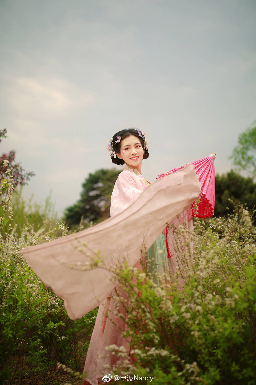 ￼沈阳约拍 #沈阳汉服约拍##沈阳古风摄影#
【客片】
#Nancy的汉服小精灵系列#
仙桃不来一颗吗
笑起来世界都亮了～ ​
摄影：@电波Nancy