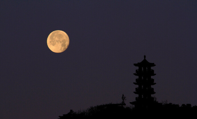 青天有月来几时，我今停杯一问之。人攀明月不可得，月行却与人相随。皎如飞镜临丹阙，绿烟灭尽清辉发。但见宵从海上来，宁知晓向云间没。白兔捣药秋复春，嫦娥孤栖与谁邻。今人不见古时月，今月曾经照古人。古人今人若流水，共看明月皆如此。唯愿当歌对酒时，月光长照金樽里。----------《把酒问月》李白晚安