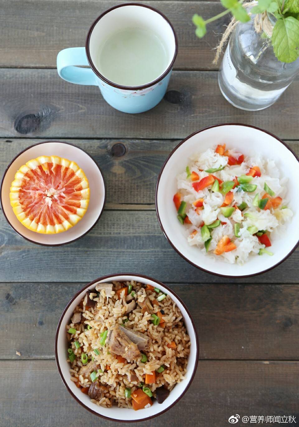 今日早餐:排骨焖饭、抹茶牛奶奶、凉拌银耳、血橙。
香香的排骨饭呀真好吃！
早早！[愉快]