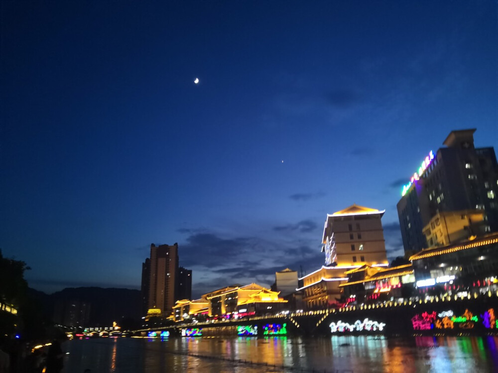 住的小镇
月亮是恰到好处