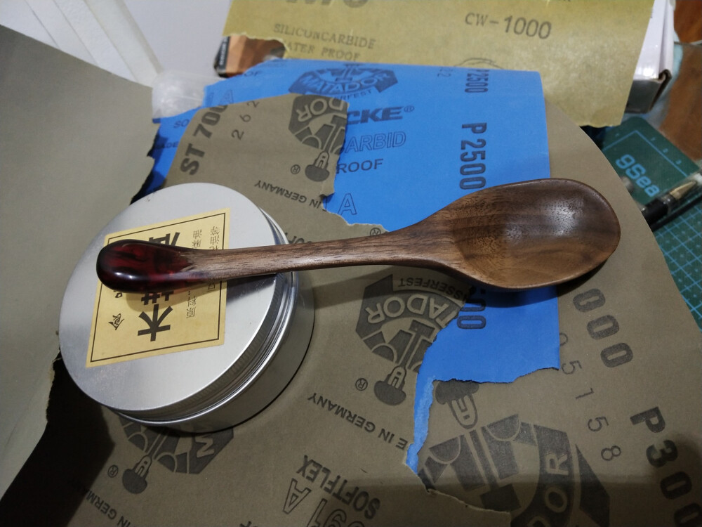  黑胡桃木勺/木头跟滴胶接合的地方没处理好翻车了然后这次我还是没能把勺子口磨对称