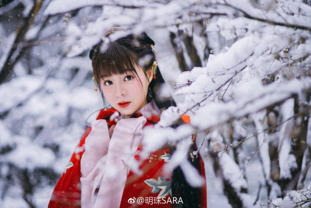 《苍山雪》
——
晨曦日暮，
苍山白雪，
这一路，就这样走到了白头。
摄影后期妆造@明珠SARA
出境@森小欧 