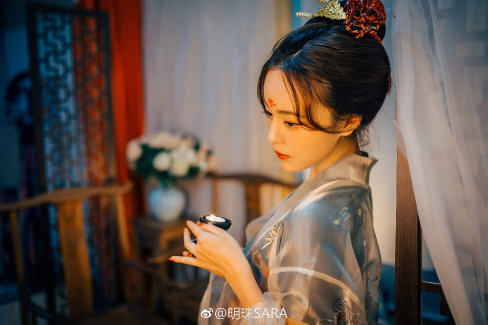 《思·美人》
——
黄卷青灯，
美人迟暮，
千古一辙。
路长漫漫，
愁思万缕，
再叹归期。
摄影后期@明珠SARA
妆造@_如天_
场地@环佩意工作室
出境@押切YAKI 