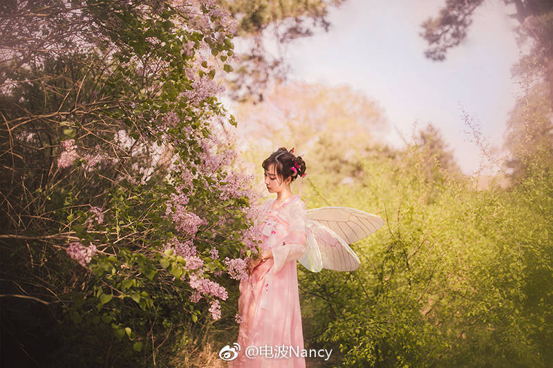 #沈阳古风摄影# #沈阳汉服约拍#
【花妖】
春天里的小花妖~
摄影约拍：@电波Nancy ​