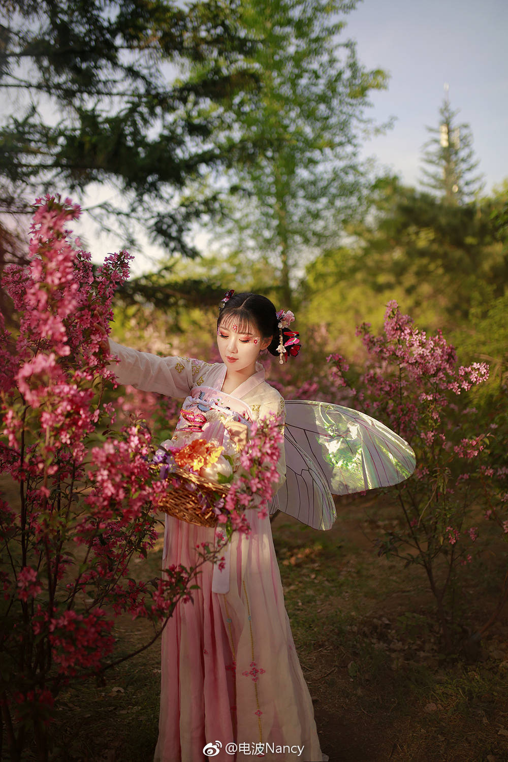 #沈阳约拍##沈阳汉服约拍##沈阳古风摄影#
【客片】
摄影/妆造：@电波Nancy
花丛中的小花妖一只～ ​