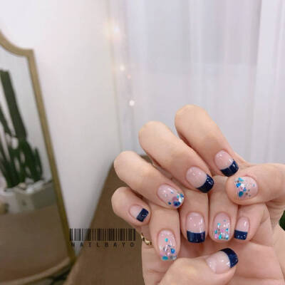 Nail |  blingbiling的光面美甲
为炎热的夏天带来一丝清凉感 ​~ ​​​​